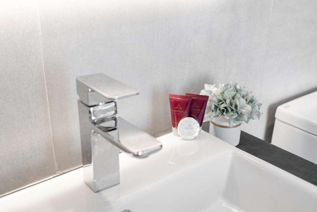 Aspira Gems Center Silom Hotel Банкок Стая снимка